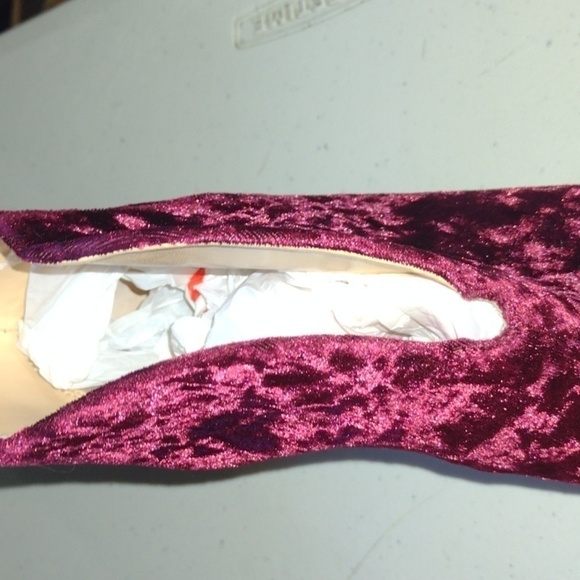 VINCE Camuto Evanata Crushed Velvet Bootie Red size 8.5 - Picture 11 of 14